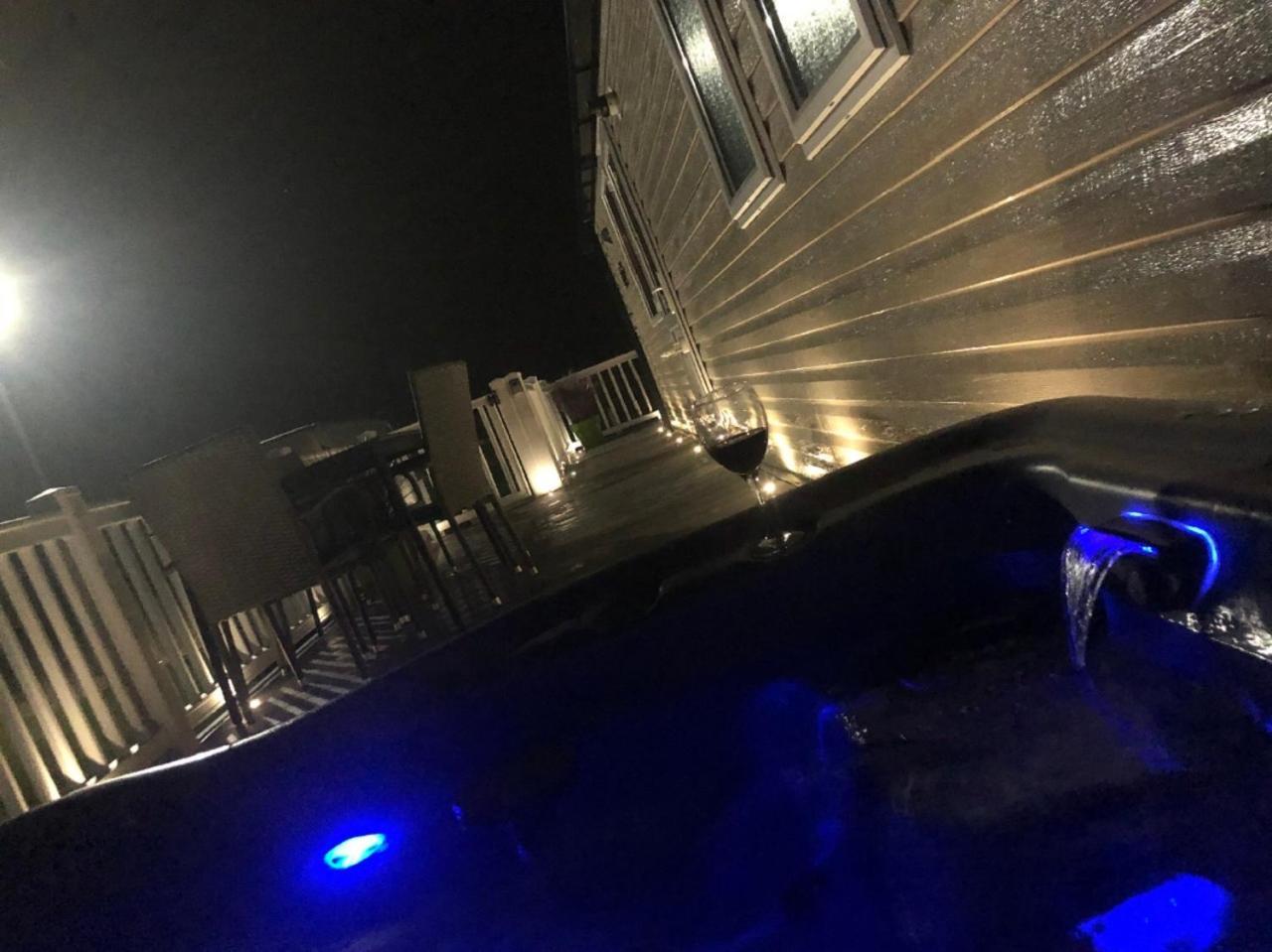 Villa Luxury Hot Tub Retreat à Tattershall Extérieur photo