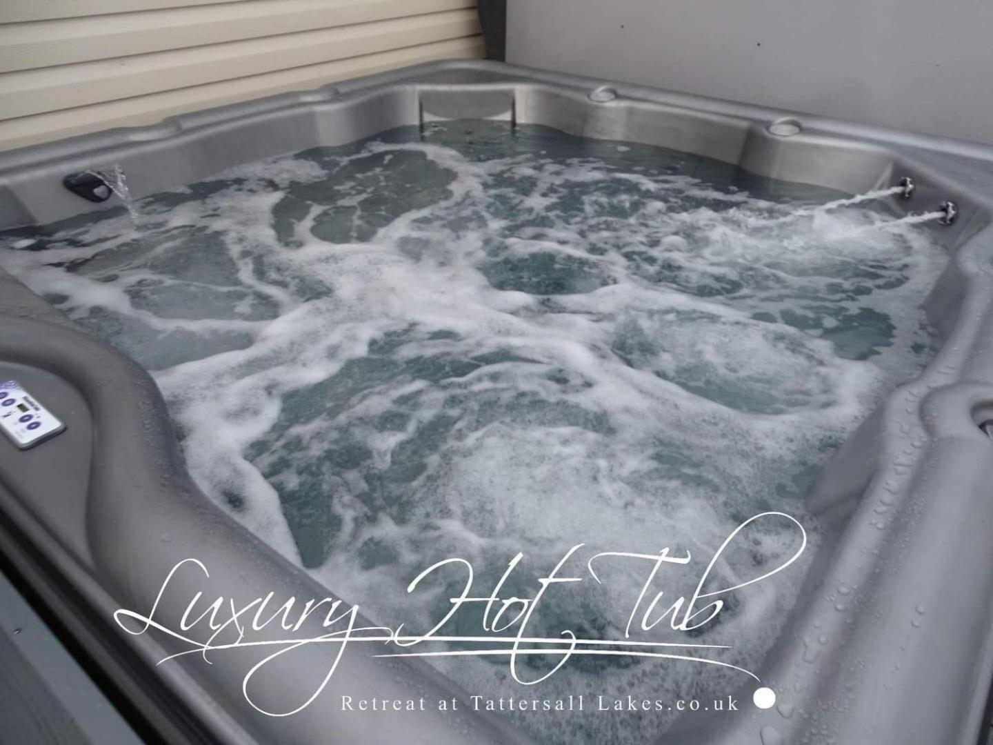 Villa Luxury Hot Tub Retreat à Tattershall Extérieur photo